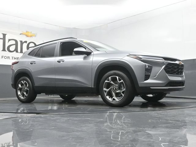 Used 2025 Chevrolet Trax LT FWD image 2