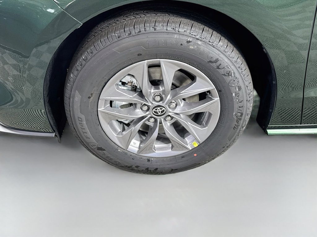 New 2026 Toyota Sienna XLE AWD/4WD image 4