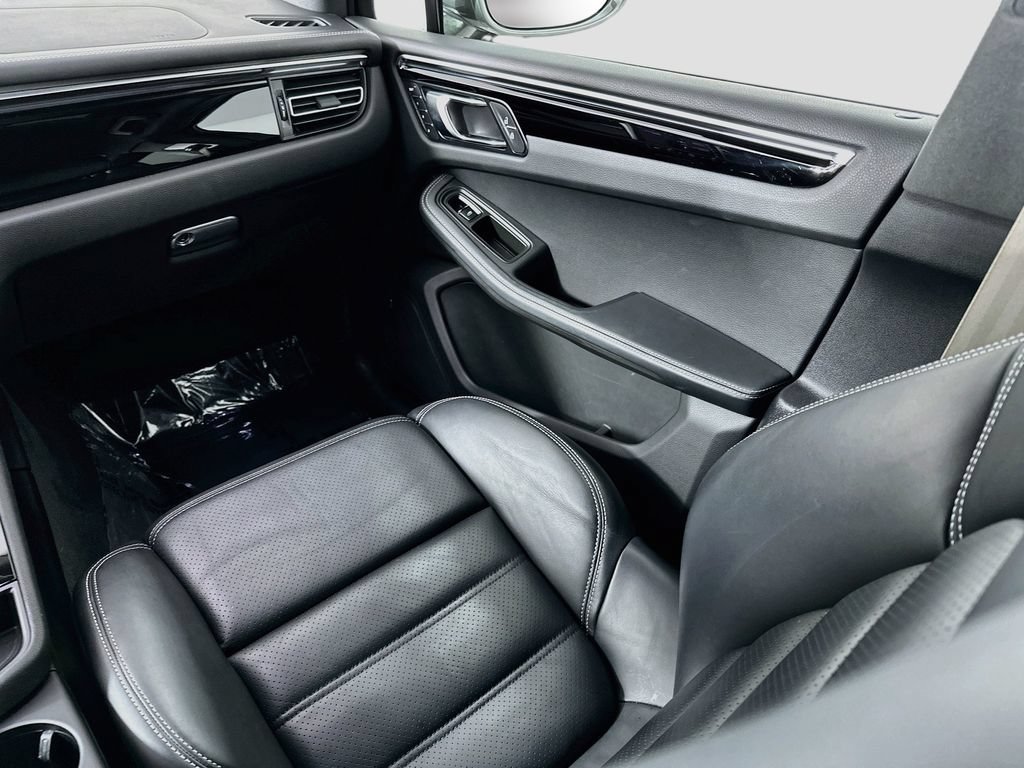 Certified 2024 Porsche Macan Turbo AWD/4WD image 25