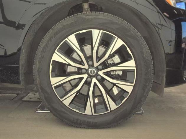 Certified 2025 Volvo XC60 B5 Plus image 5