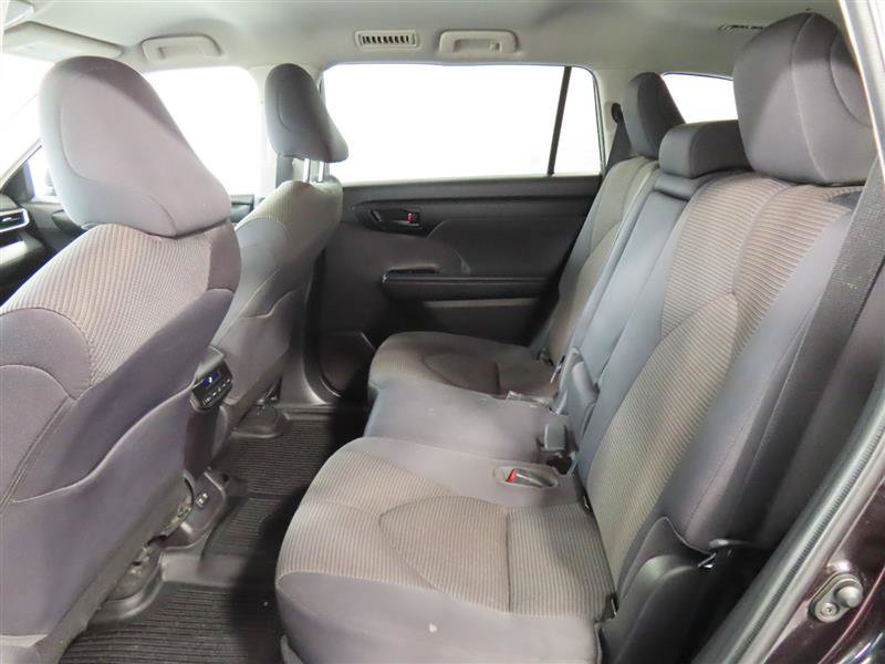 Used 2021 Toyota Highlander LE AWD/4WD image 6