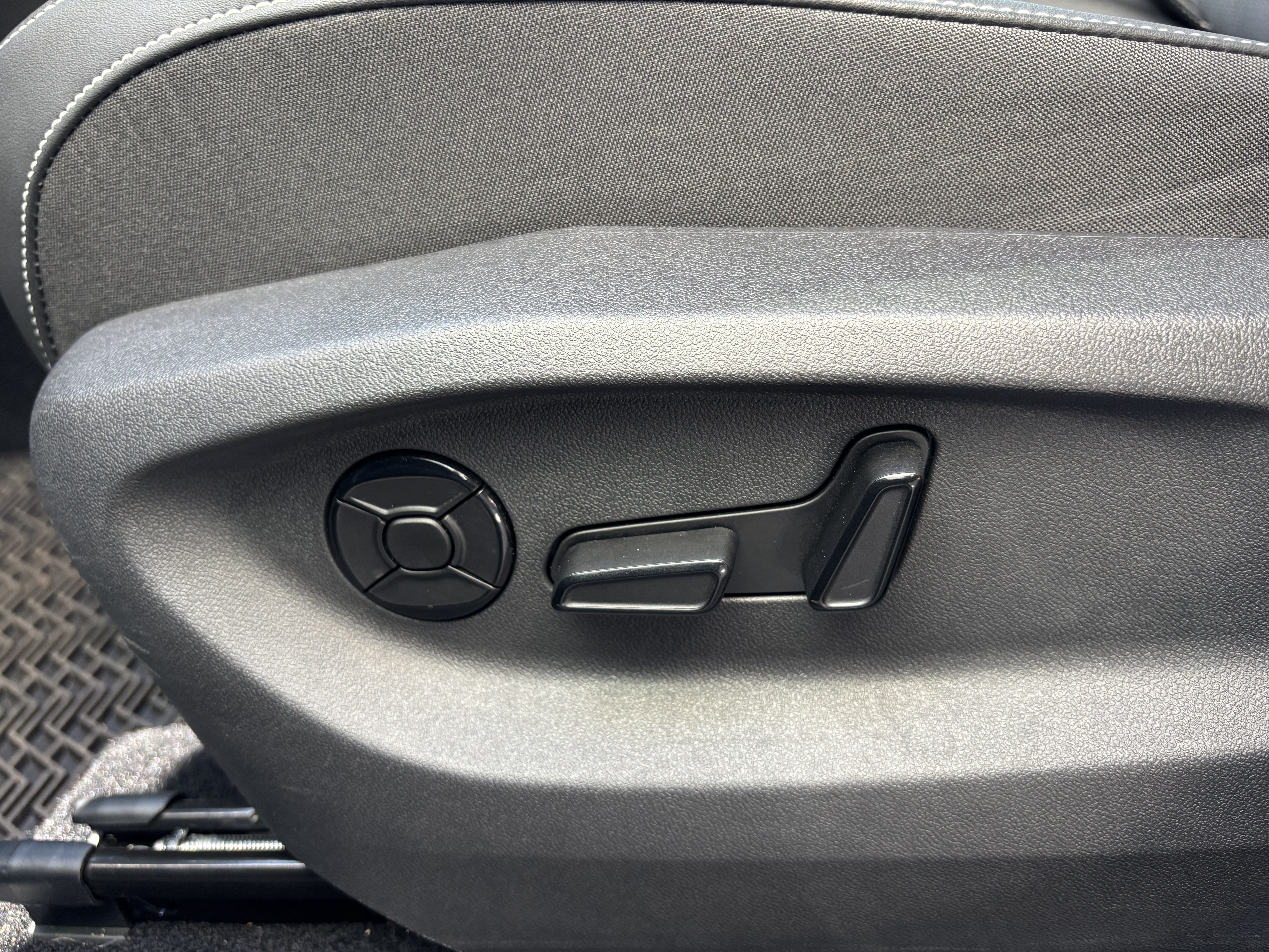 Used 2025 Volkswagen Tiguan SE R-Line AWD/4WD image 16