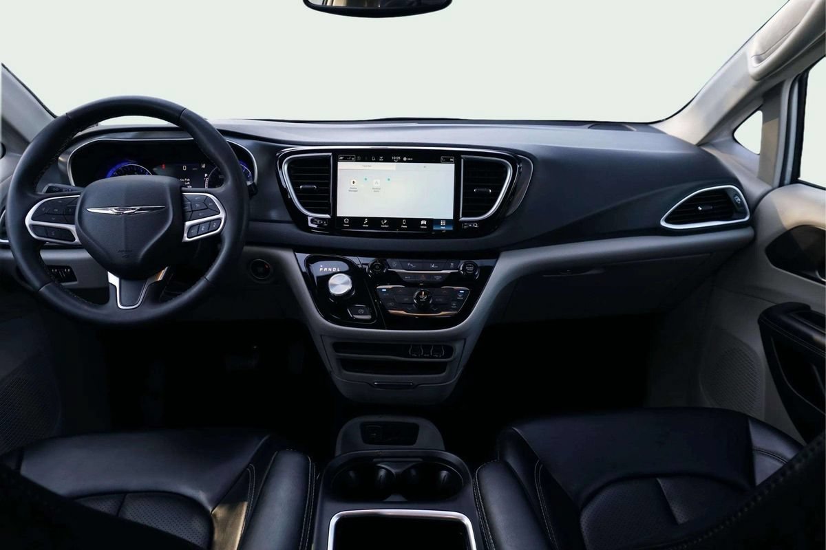 Used 2023 Chrysler Pacifica Touring-L FWD image 28
