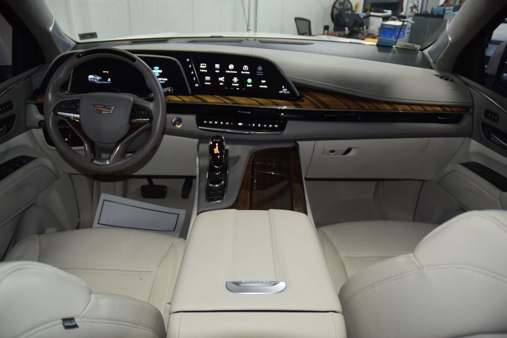 Used 2024 Cadillac Escalade ESV Sport Platinum w/ LPO, ONYX Package AWD/4WD image 32