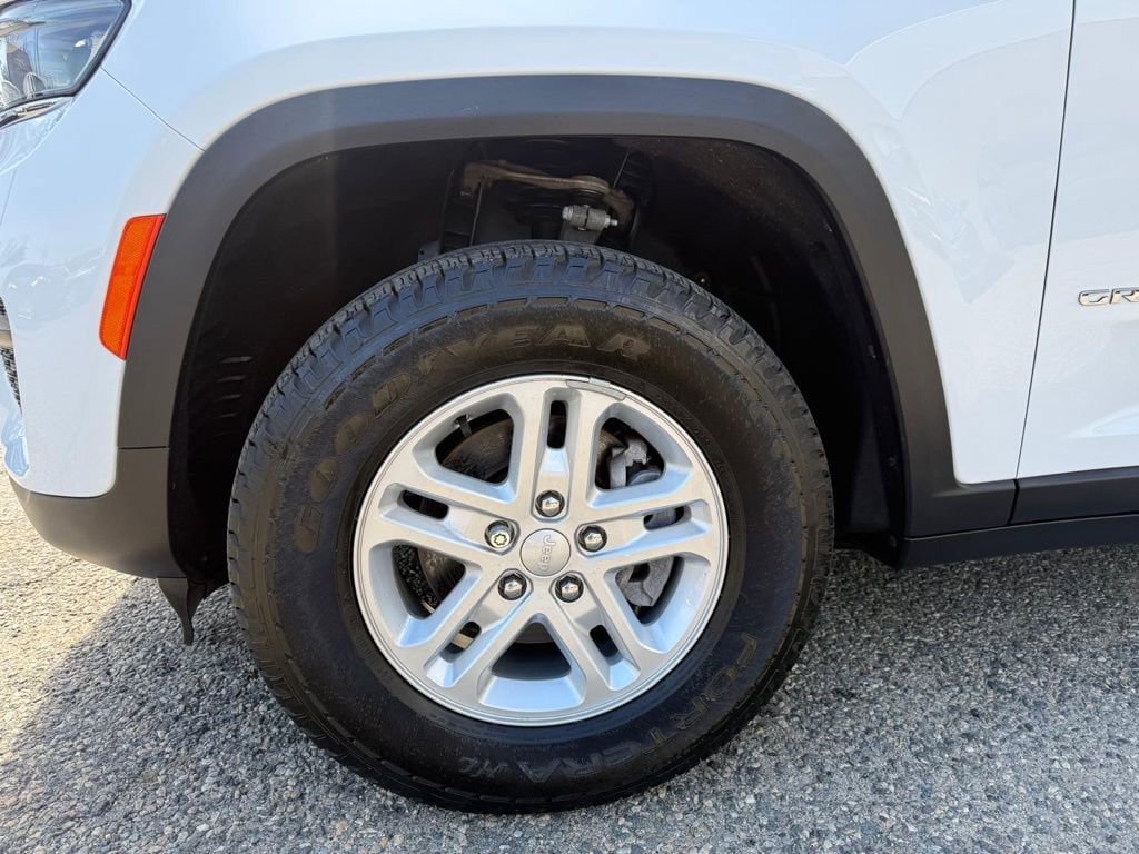 Used 2023 Jeep Grand Cherokee Laredo AWD/4WD image 11