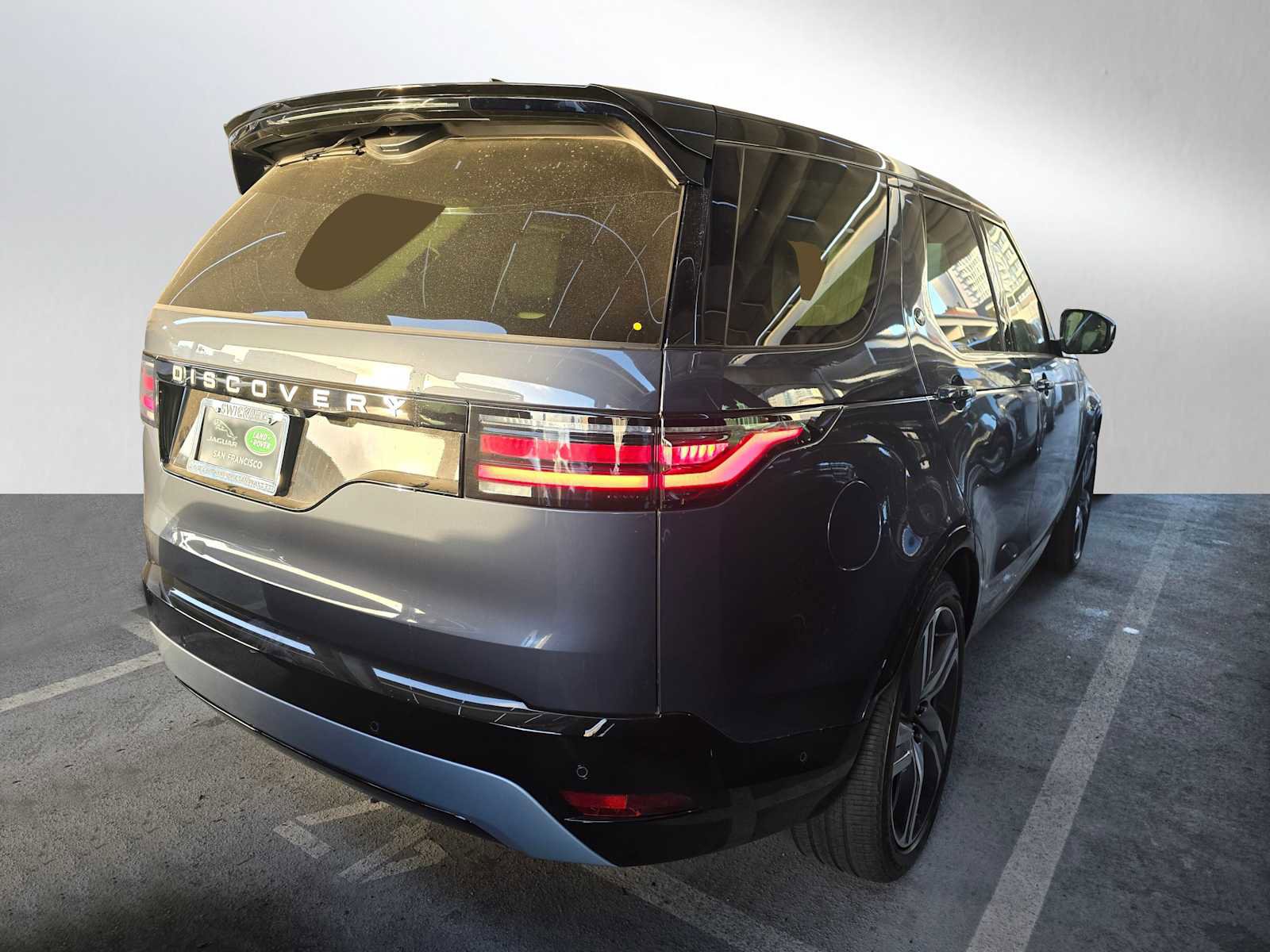 Used 2025 Land Rover Discovery Metropolitan Edition image 3