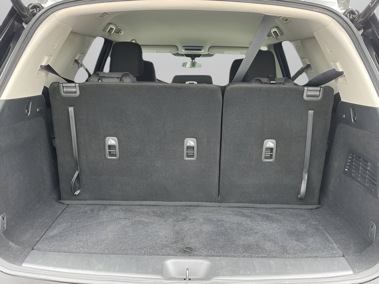 Used 2025 Nissan Pathfinder SV image 8