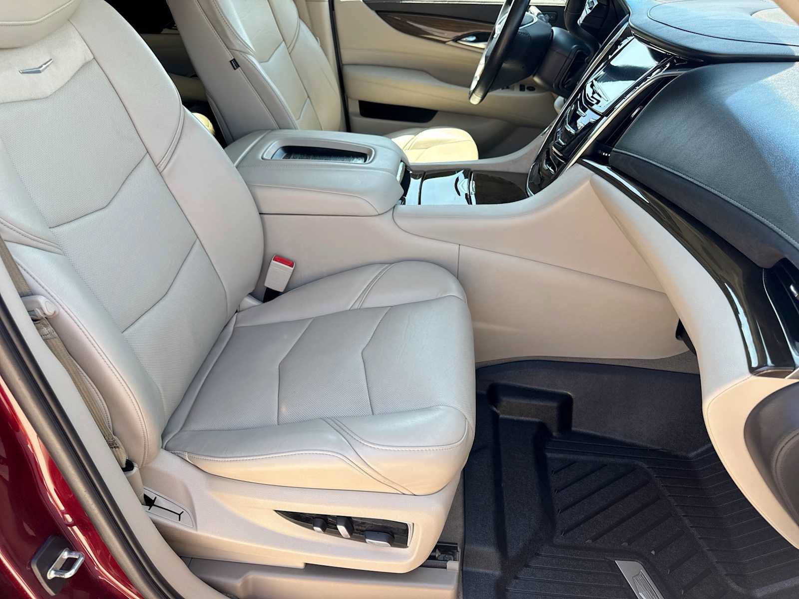 Used 2019 Cadillac Escalade Luxury w/ LPO, Radiant Package AWD/4WD image 23