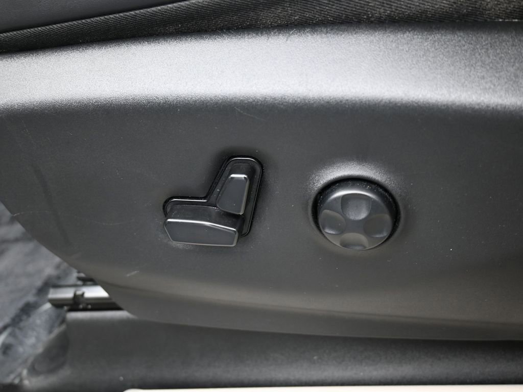 Used 2023 Chrysler Pacifica Touring-L image 12