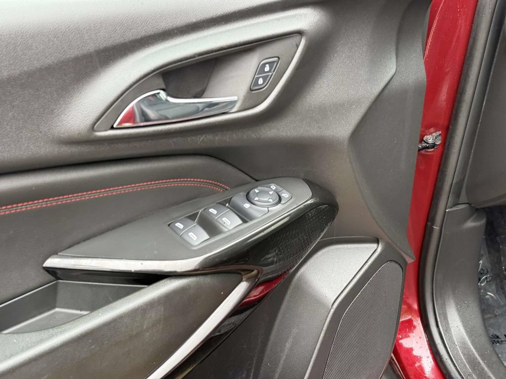 Used 2024 Chevrolet Trax RS w/ Sunroof Package FWD image 32