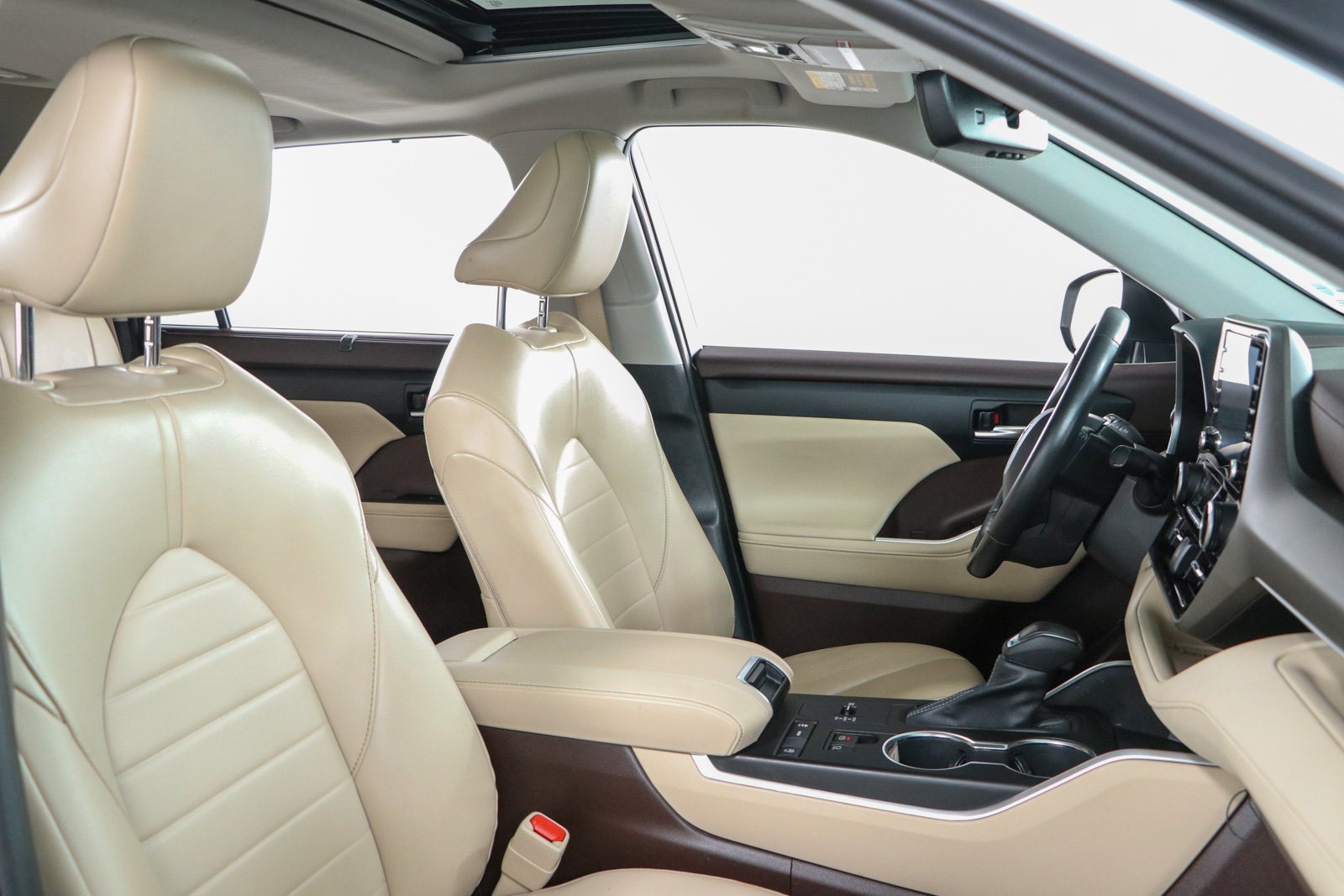 Used 2022 Toyota Highlander XLE FWD image 28