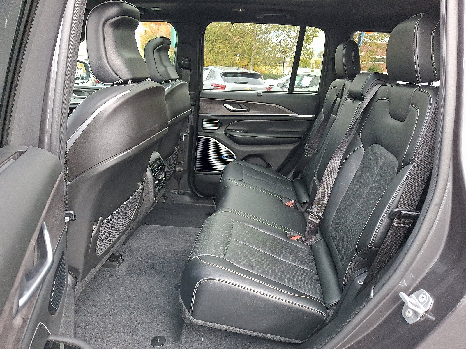 Used 2023 Jeep Grand Cherokee Overland w/ Luxury Tech Group IV image 11