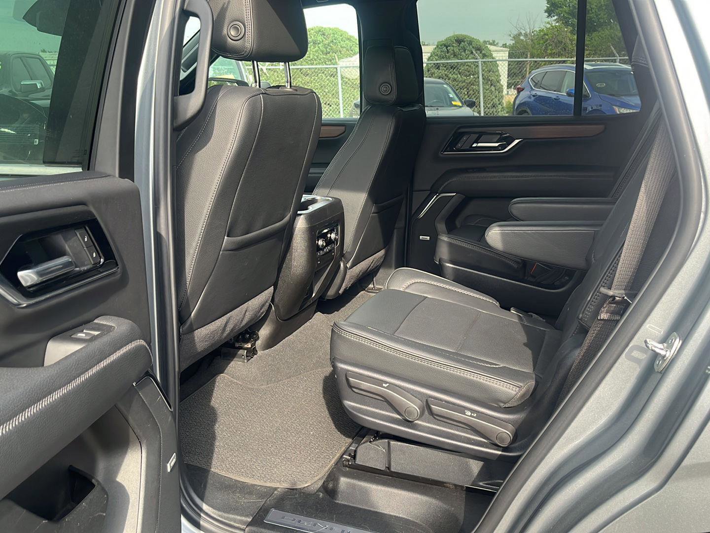 Used 2025 GMC Yukon Denali AWD/4WD image 6