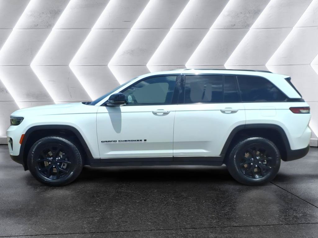 Used 2024 Jeep Grand Cherokee Altitude RWD image 2