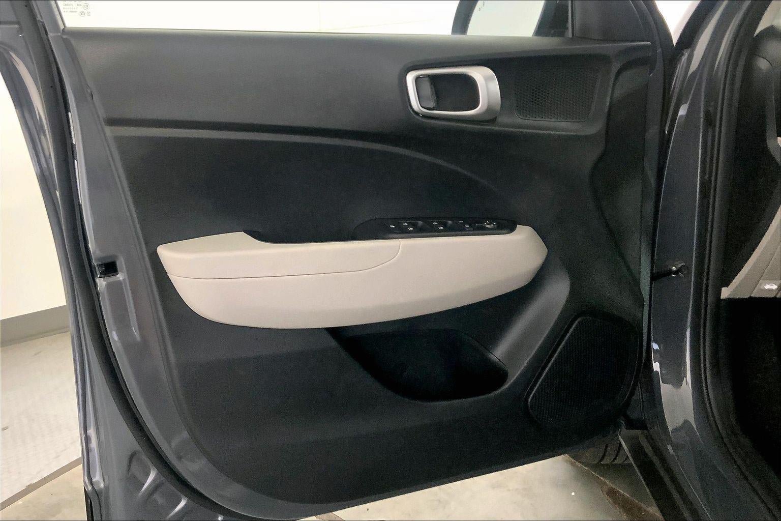 Used 2025 Hyundai Venue SEL FWD image 25