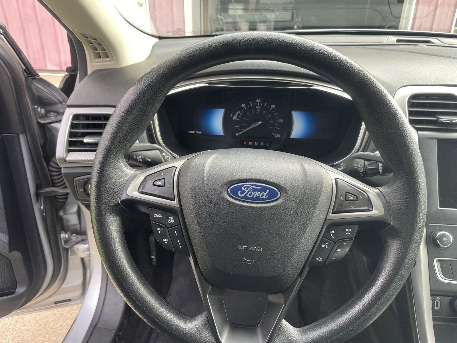 Used 2020 Ford Fusion SE image 16