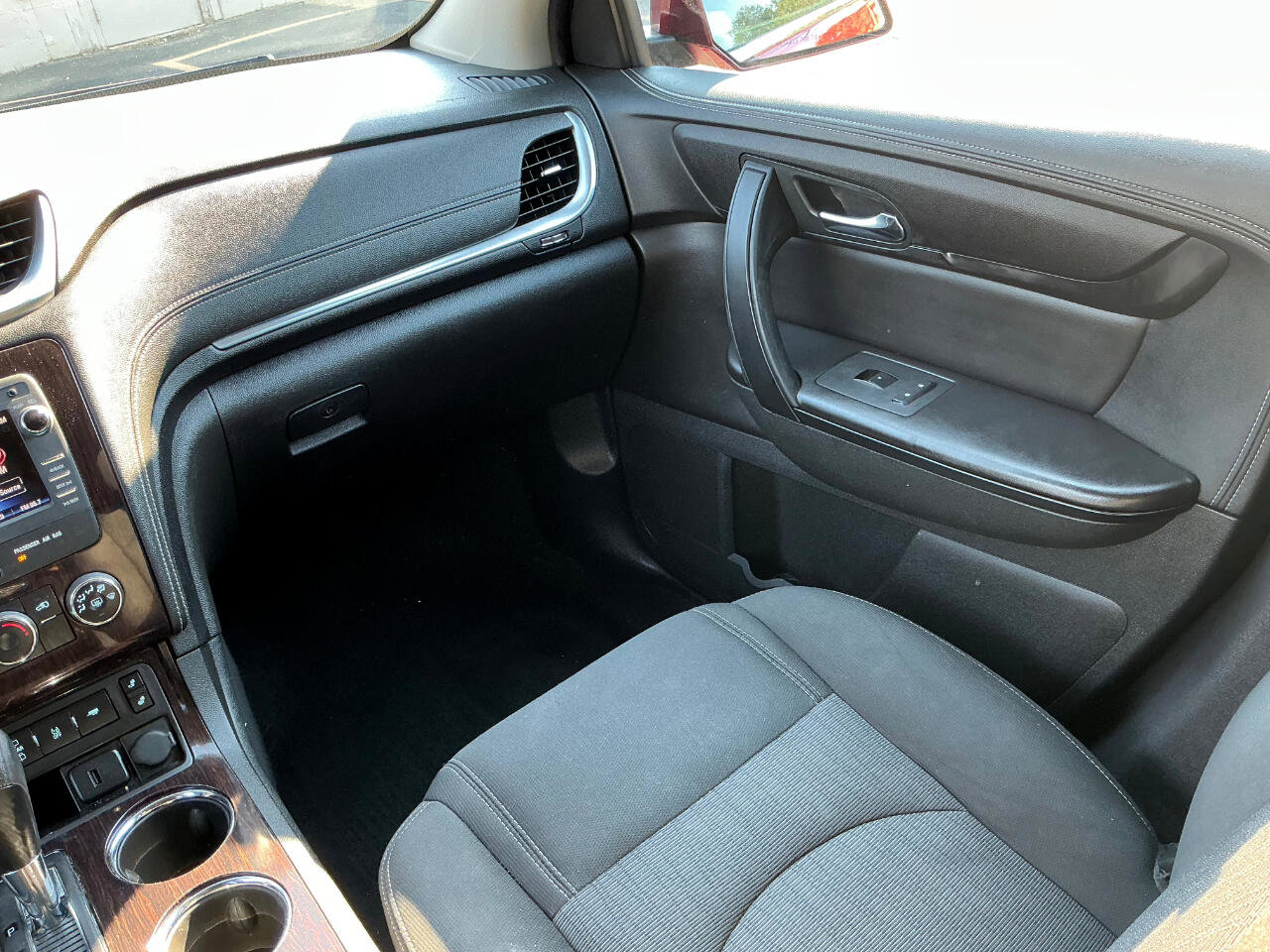 Used 2017 Chevrolet Traverse LT w/ Style and Technology Package image 18