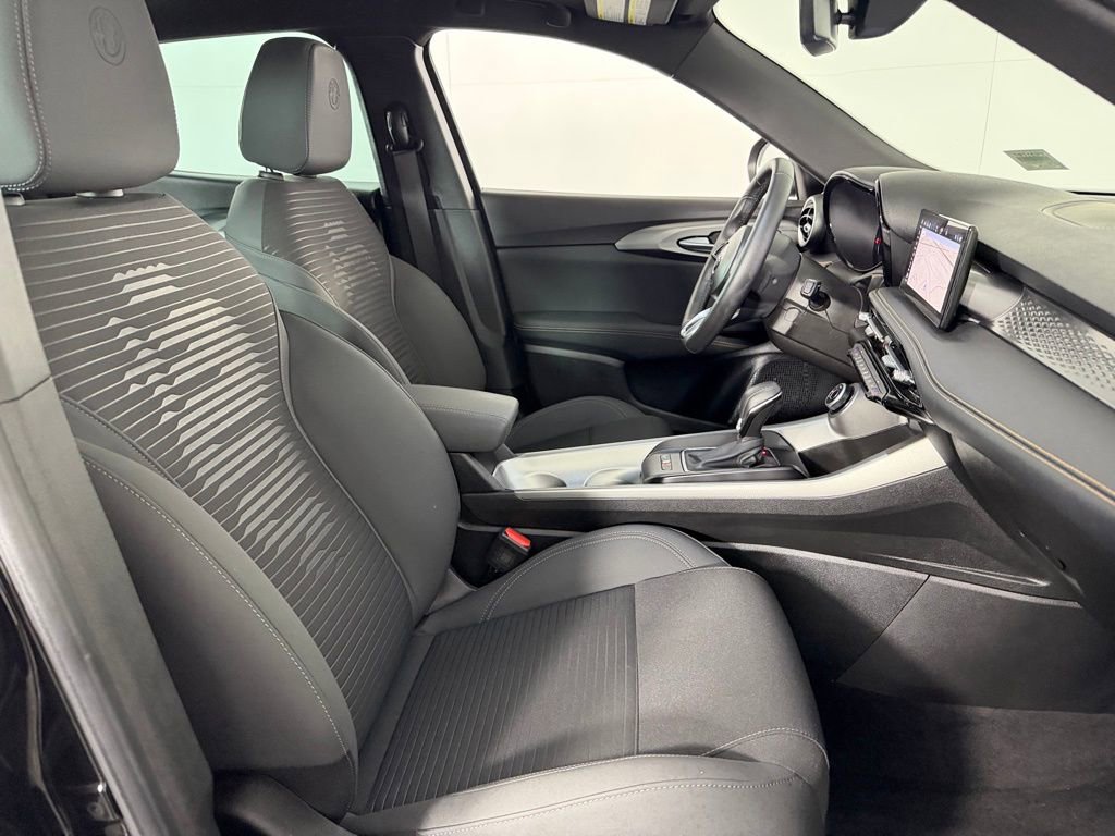 Used 2025 Alfa Romeo Tonale image 32