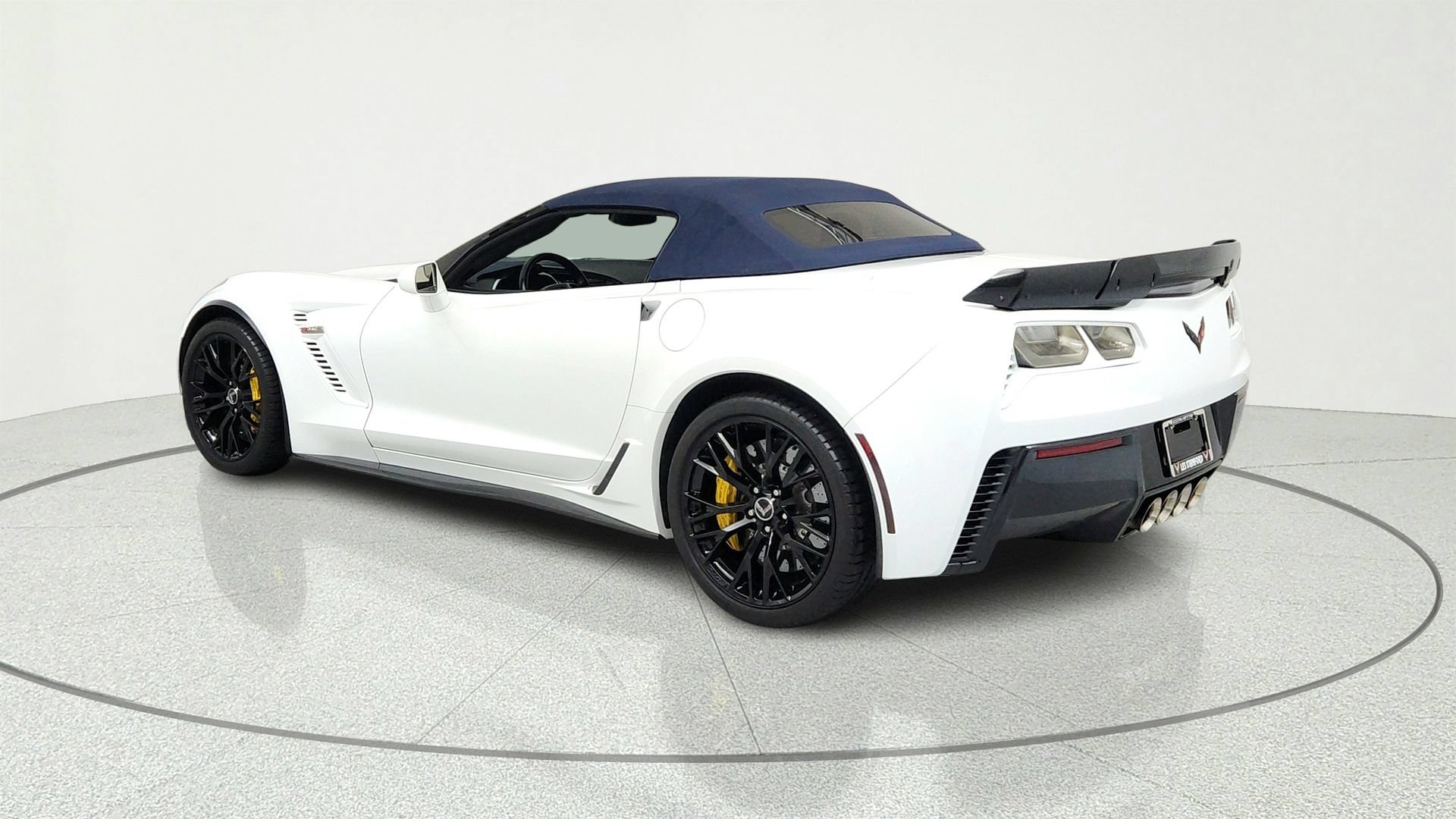 Used 2015 Chevrolet Corvette Z06 w/ 3LZ Preferred Equipment Group RWD image 3