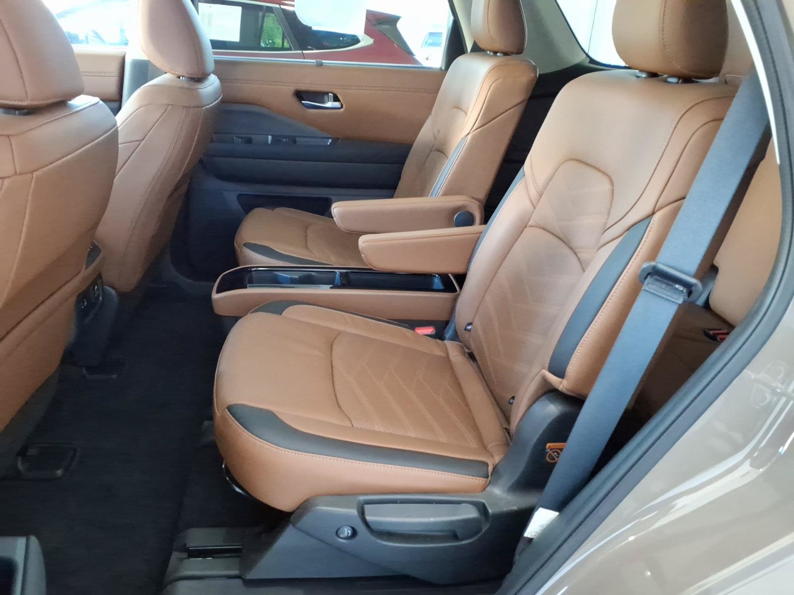 Used 2025 Nissan Pathfinder Platinum AWD/4WD image 13