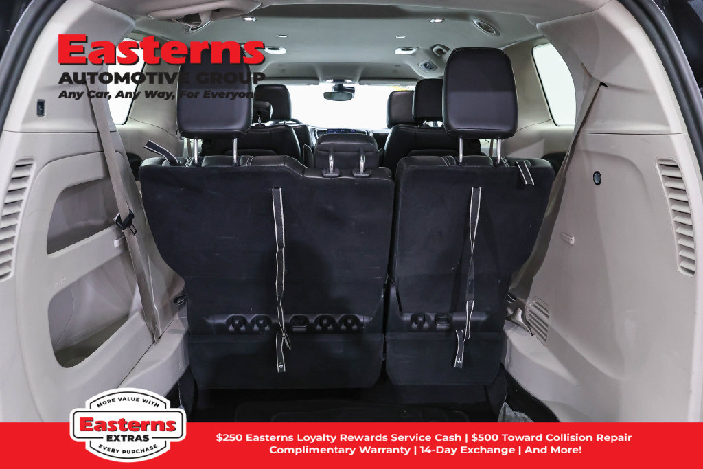 Used 2023 Chrysler Pacifica Touring-L FWD image 10