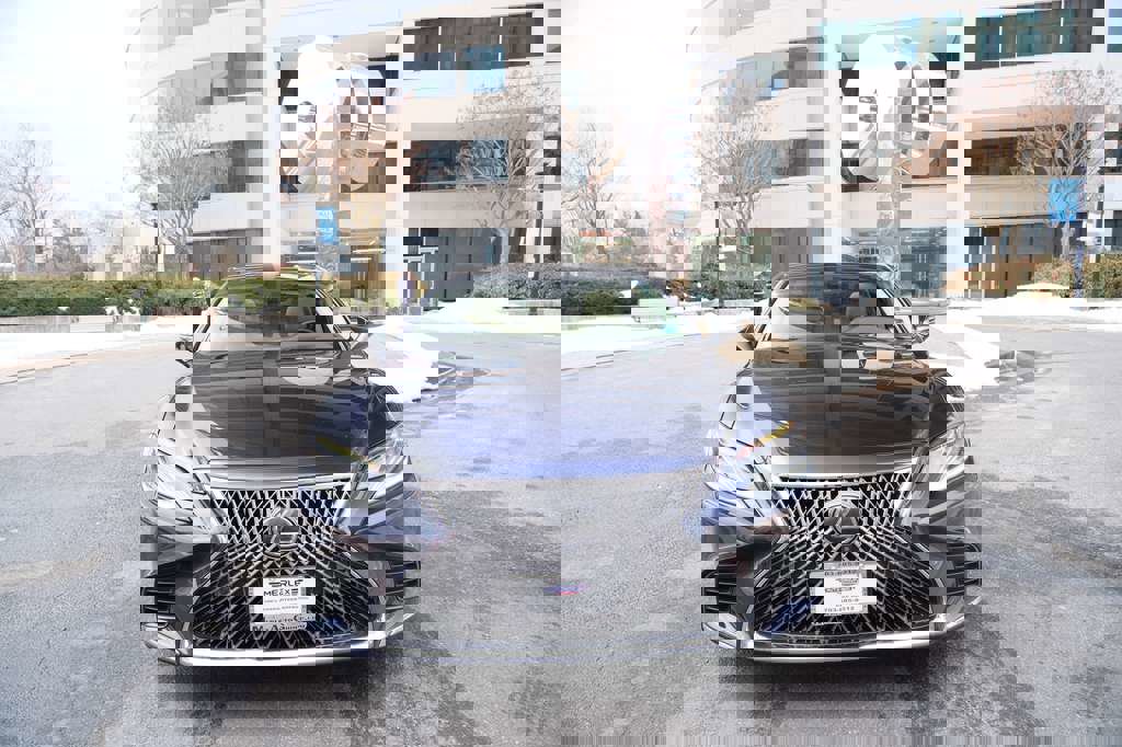 Used 2018 Lexus LS 500 AWD w/ Luxury Package image 3