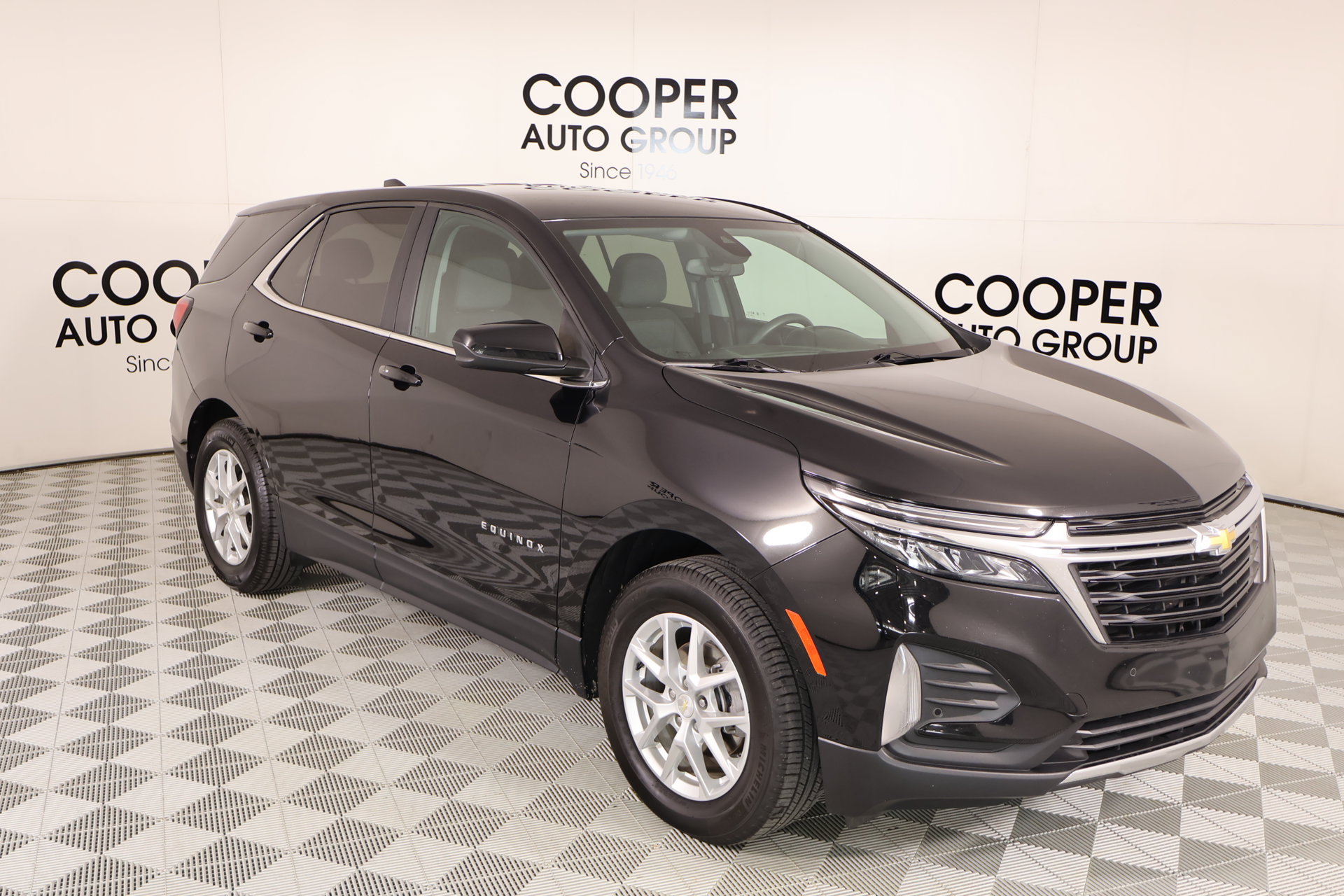 Used 2023 Chevrolet Equinox LT w/ LPO, Floor Liner Package FWD image 1