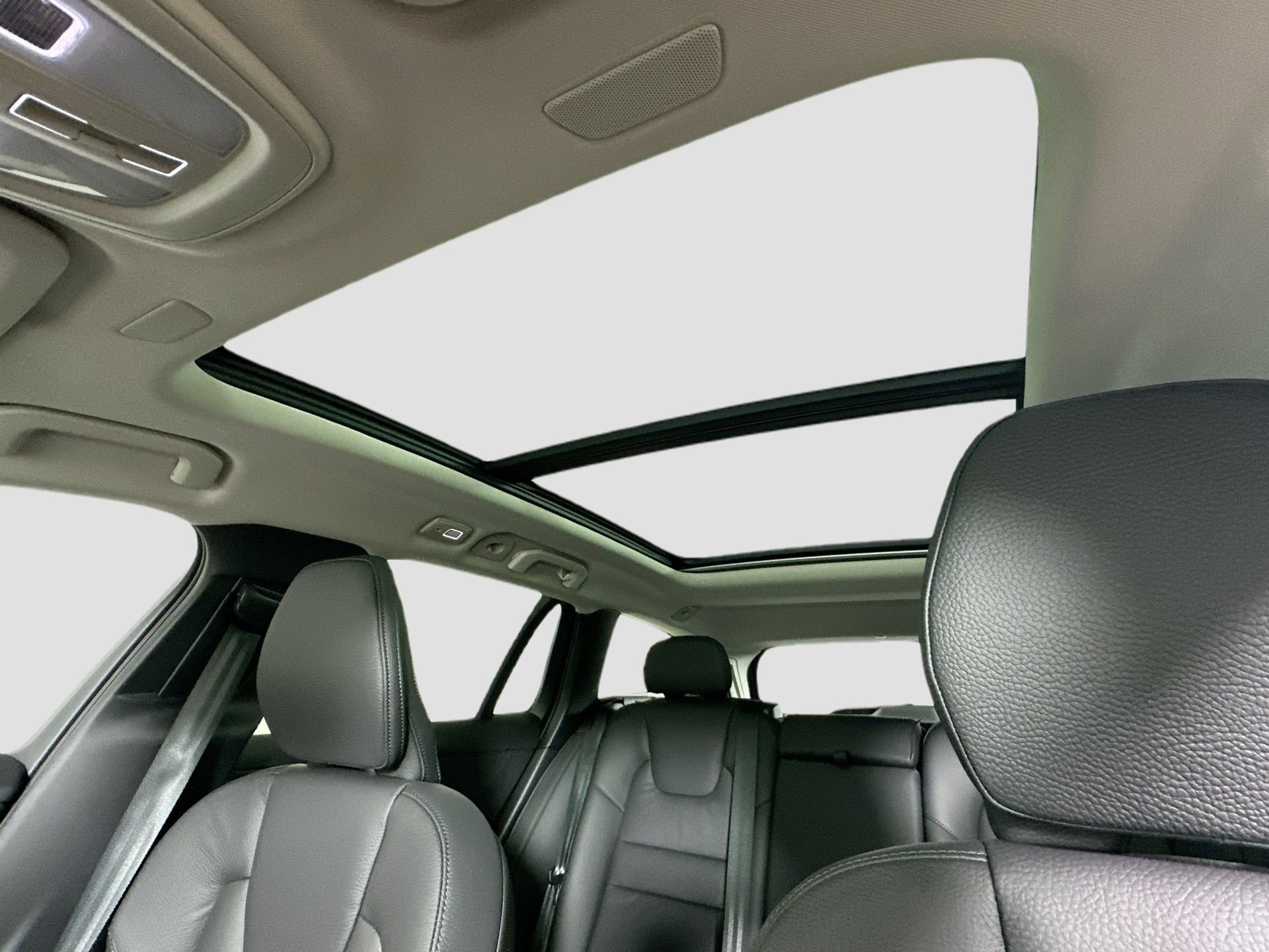 New 2026 Volvo V60 B5 Cross Country Plus w/ Protection Package Premier image 21