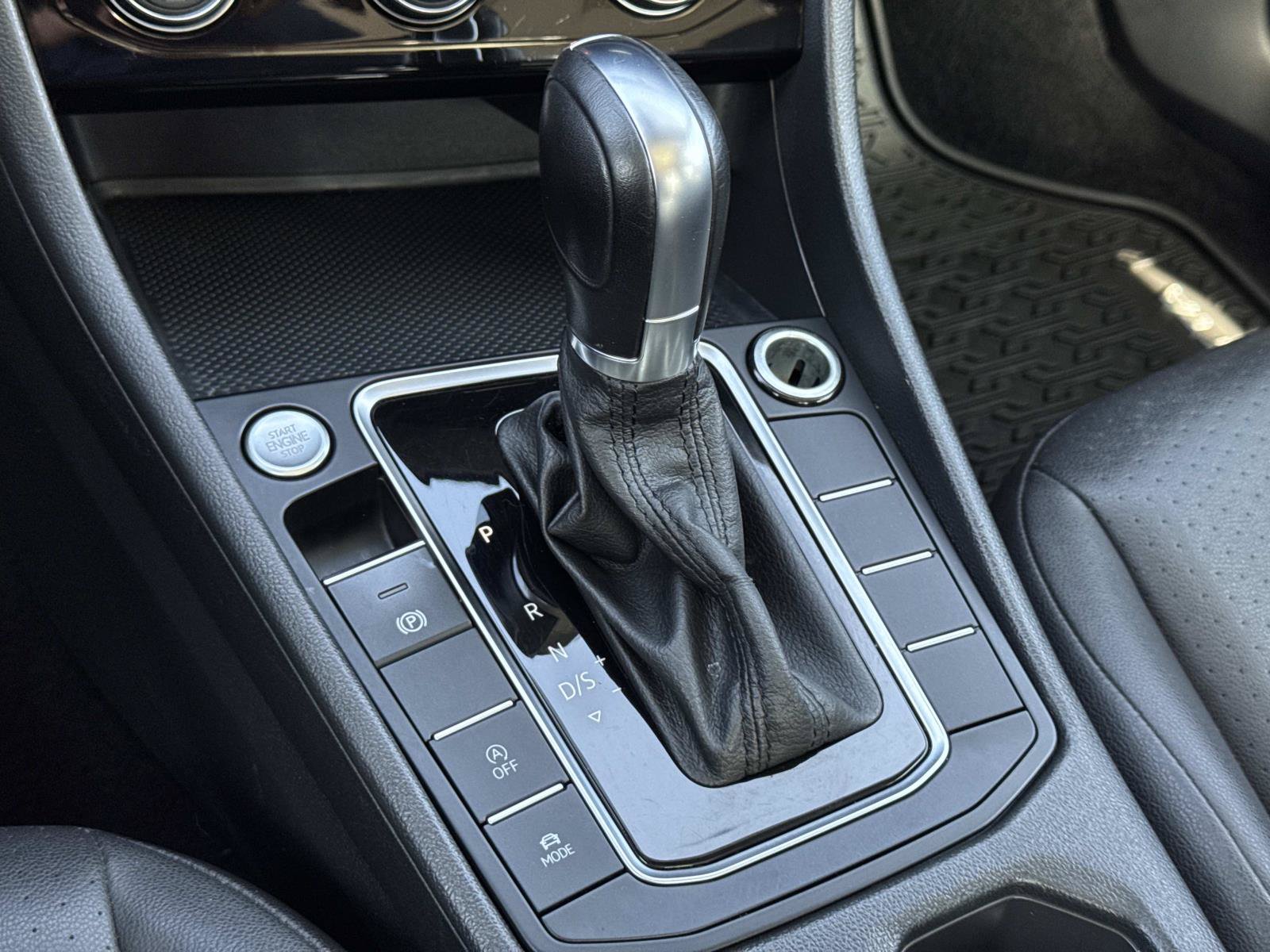Used 2019 Volkswagen Jetta SEL w/ Cold Weather Package FWD image 17
