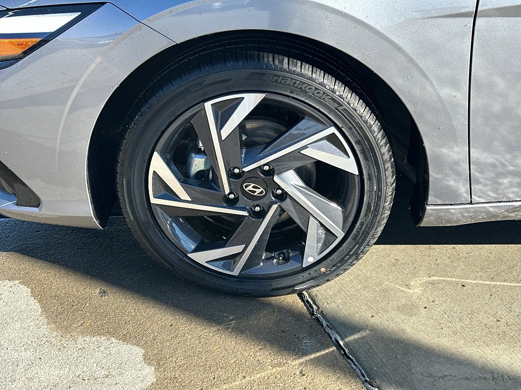 New 2025 Hyundai Elantra Limited image 3