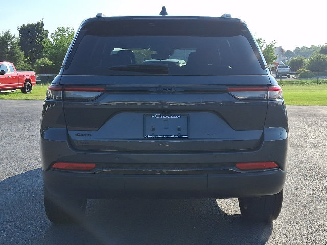 Used 2022 Jeep Grand Cherokee Altitude AWD/4WD image 8