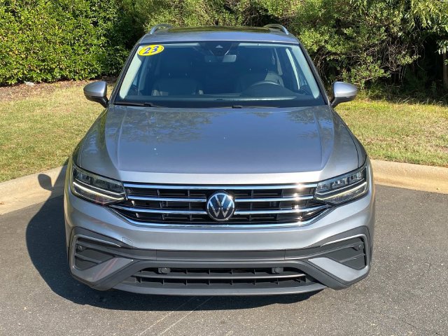Used 2023 Volkswagen Tiguan SE w/ Panoramic Sunroof Package FWD image 2