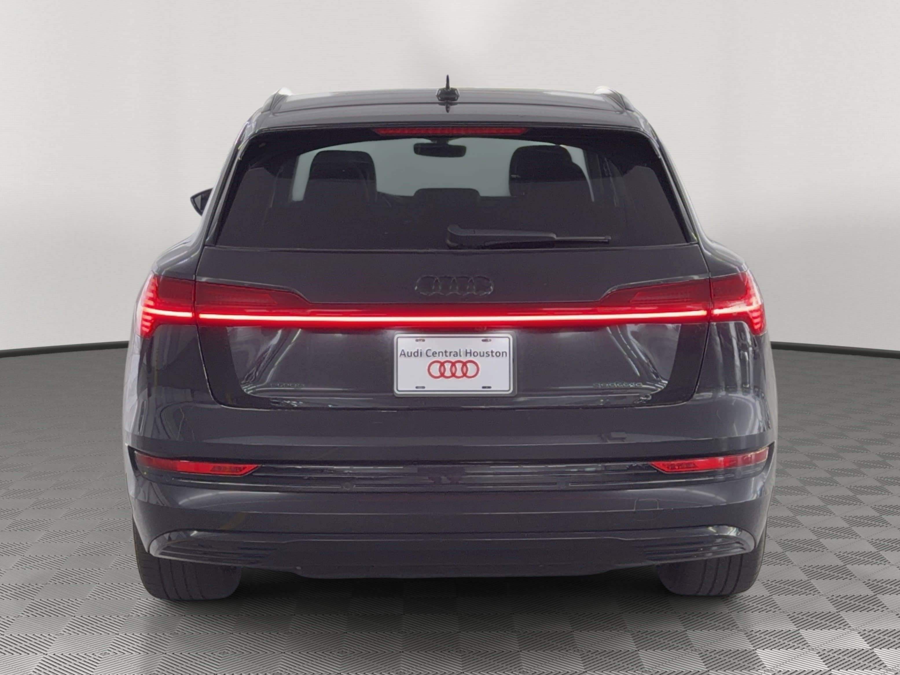 Used 2023 Audi e-tron Premium w/ Convenience Plus Package image 10