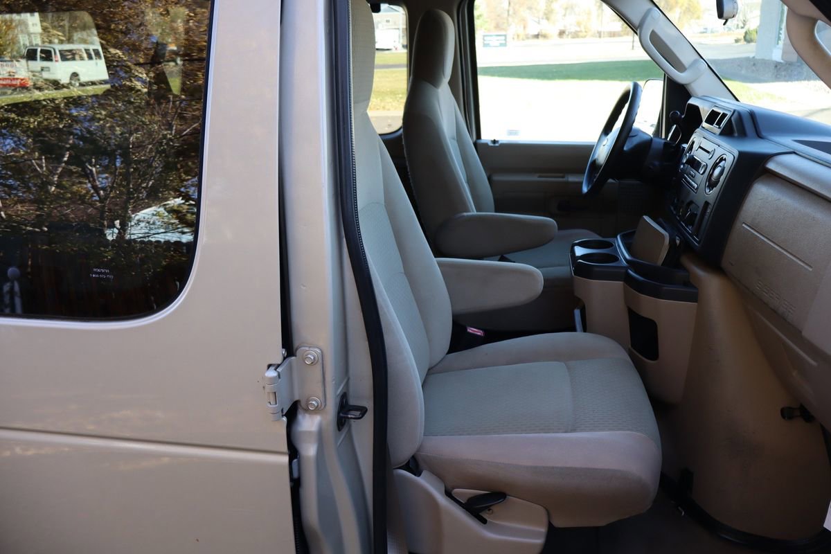 Used 2009 Ford E-350 and Econoline 350 Super Duty Wagon image 22