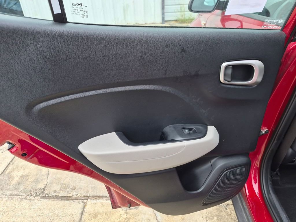 Used 2025 Hyundai Venue SEL FWD image 21