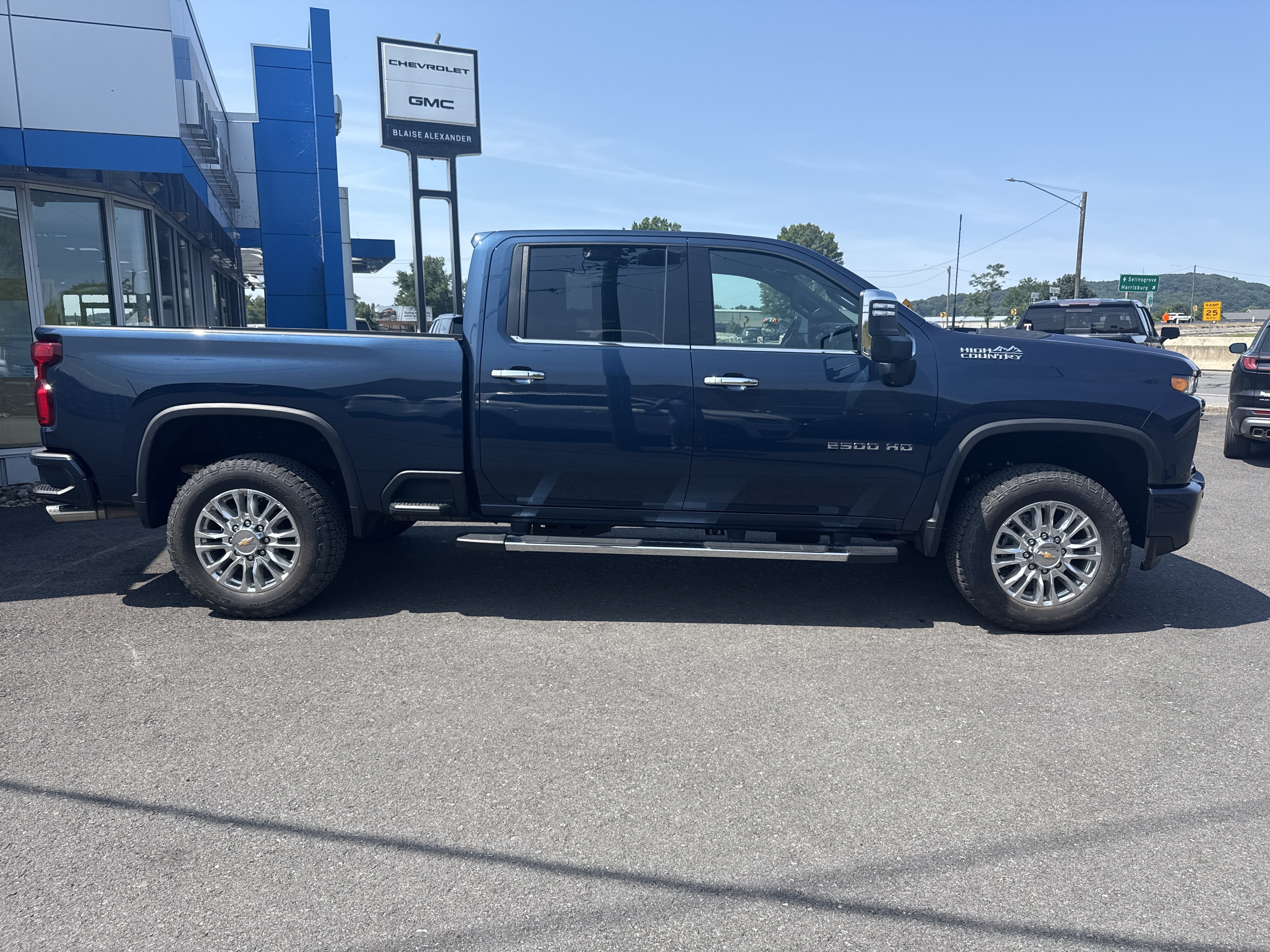 Used 2022 Chevrolet Silverado 2500 High Country AWD/4WD image 2