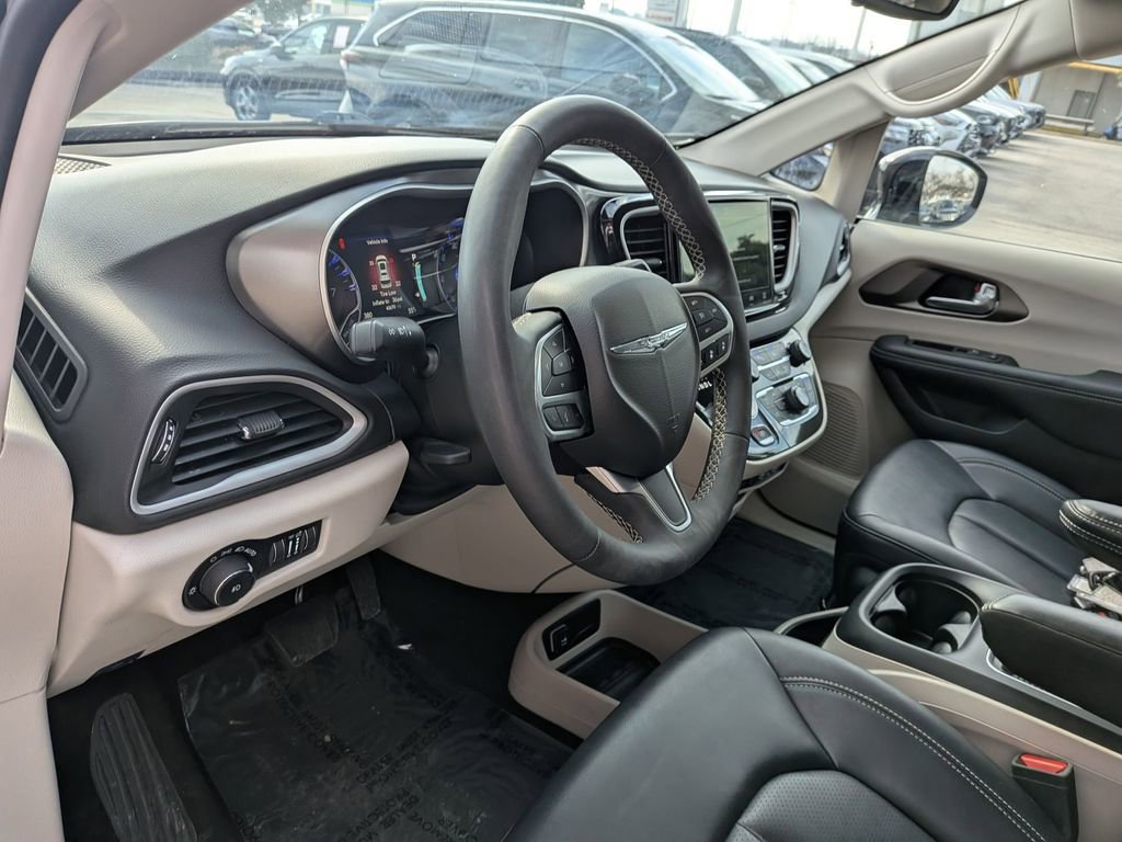 Used 2024 Chrysler Pacifica Touring-L image 15
