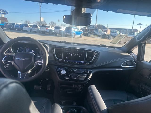 Used 2025 Chrysler Pacifica Select w/ Uconnect Theater Family Group image 35