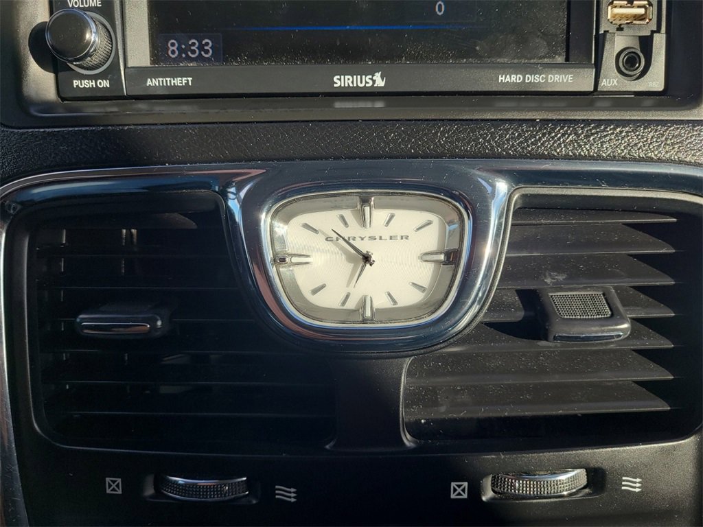 Used 2015 Chrysler Town & Country Touring image 20