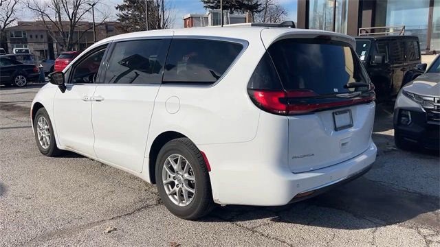 Used 2024 Chrysler Pacifica Touring-L image 4