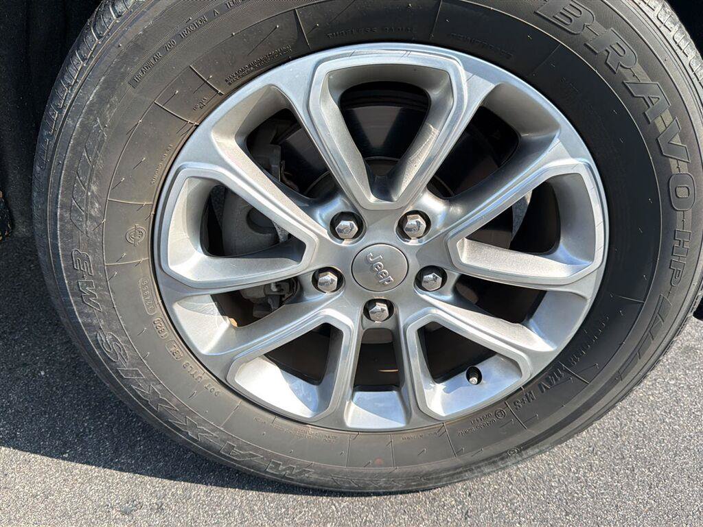 Used 2015 Jeep Grand Cherokee Limited w/ Trailer Tow Group IV RWD image 11