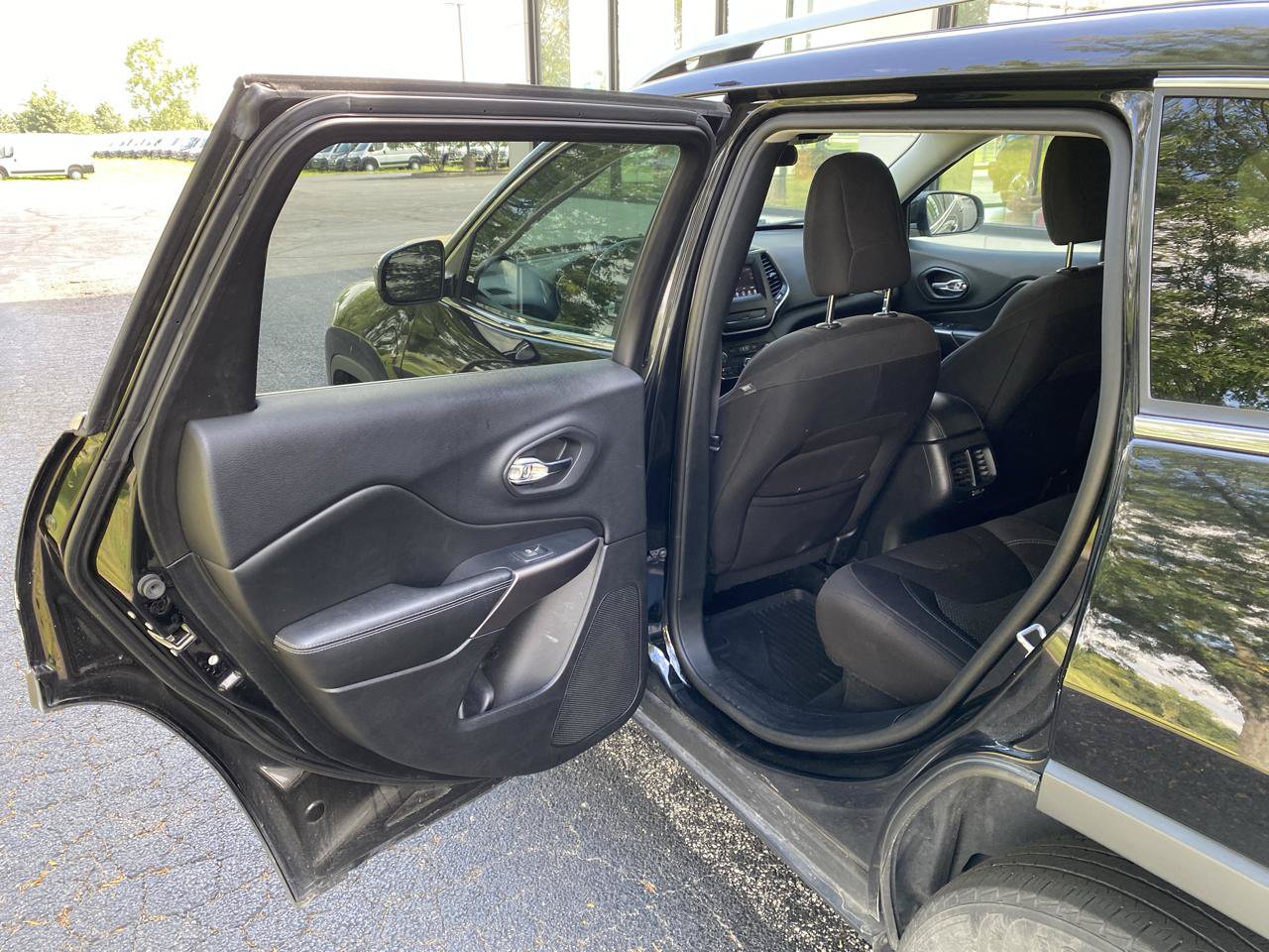 Used 2019 Jeep Cherokee Latitude w/ Popular Appearance Group AWD/4WD image 23