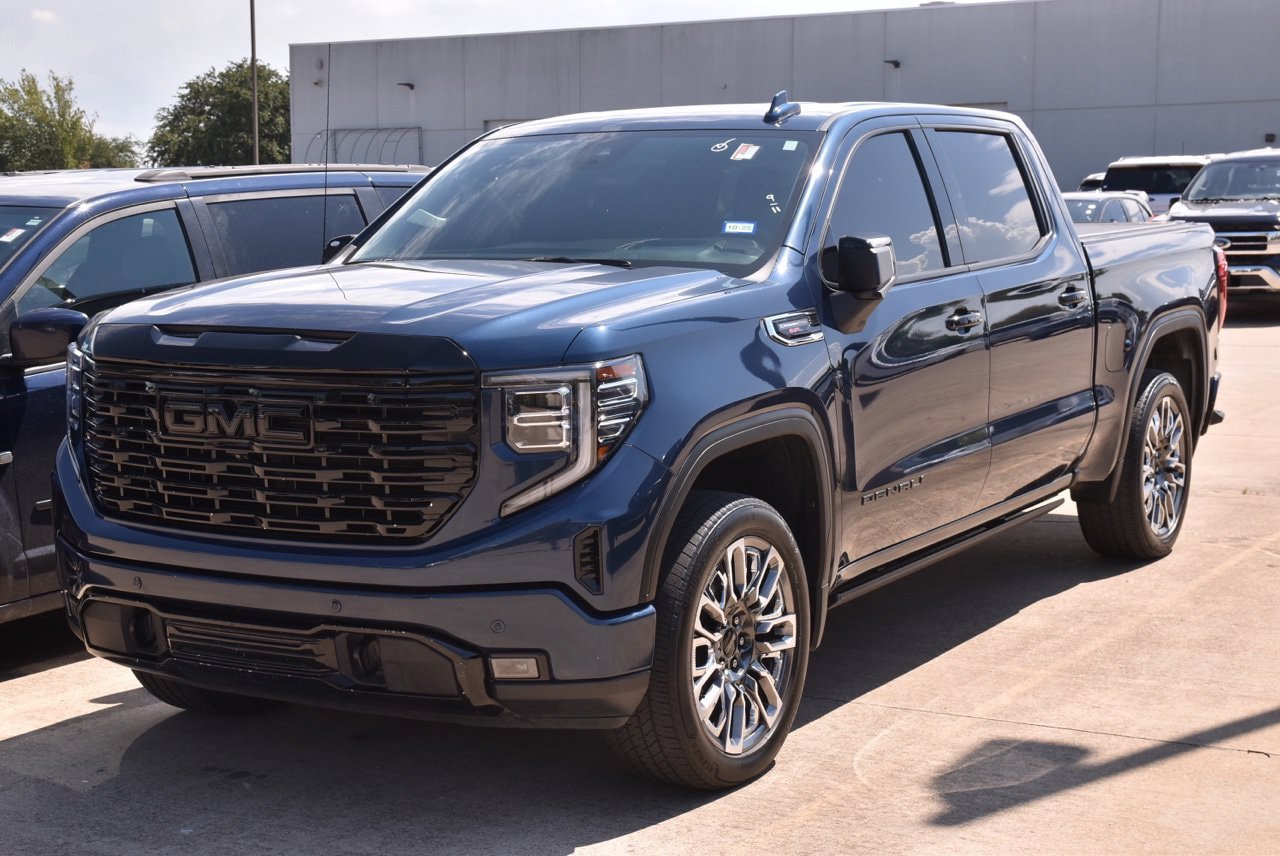 Used 2023 GMC Sierra 1500 Denali w/ Technology Package AWD/4WD image 2