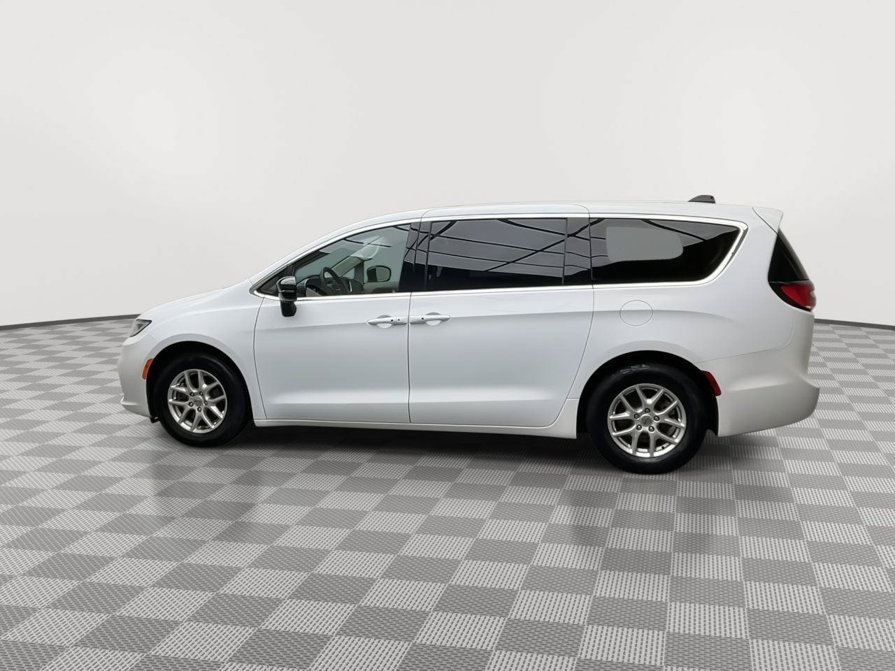 Used 2024 Chrysler Pacifica Touring-L FWD image 35
