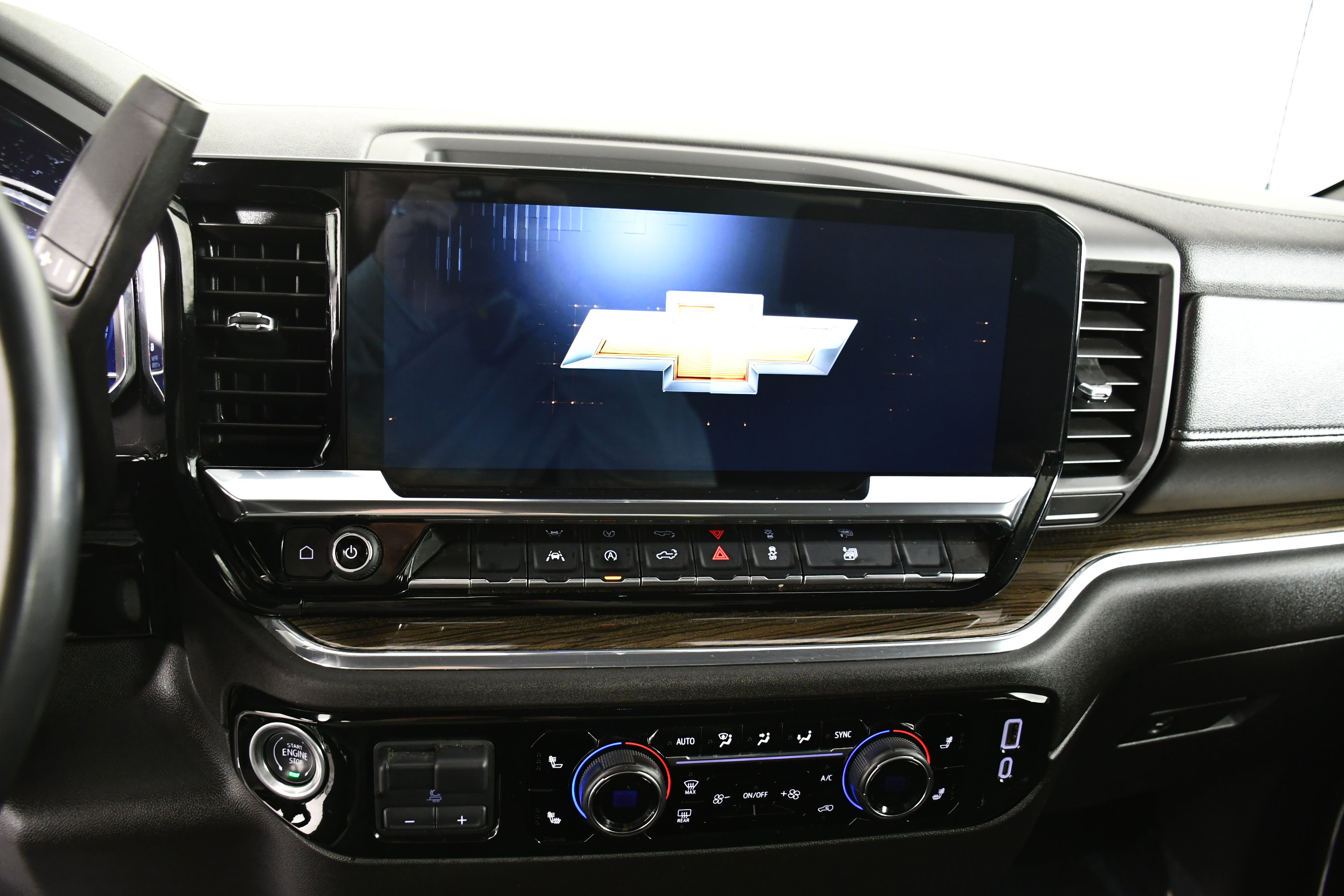 Used 2025 Chevrolet Silverado 1500 LT image 28