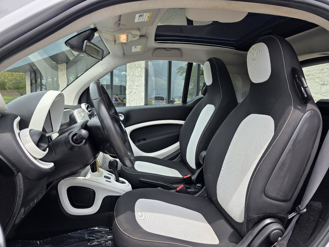 Used 2016 smart fortwo passion RWD image 3