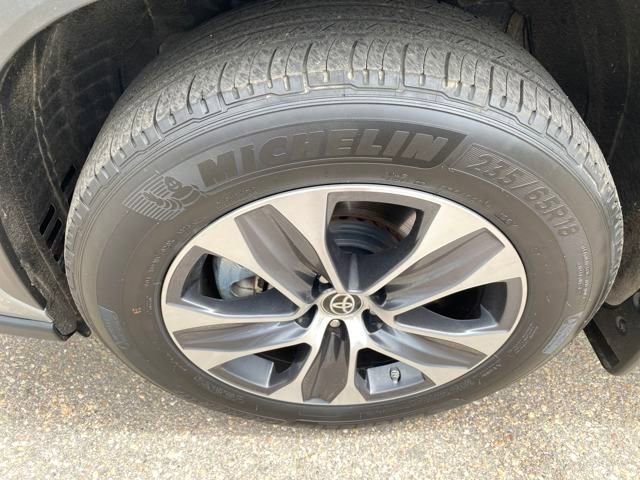 Used 2024 Toyota Highlander XLE image 28
