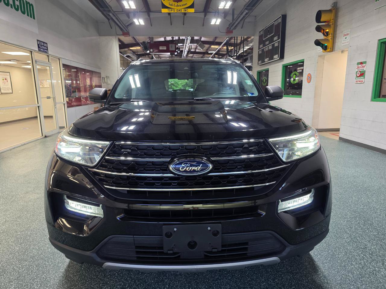 Used 2021 Ford Explorer XLT w/ Equipment Group 202A AWD/4WD image 3
