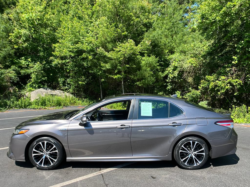 Used 2020 Toyota Camry SE w/ Sunroof Package FWD video 2