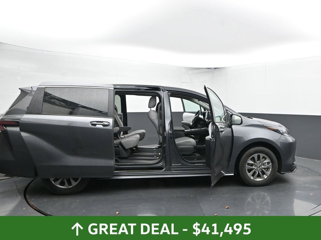 Used 2025 Toyota Sienna LE image 58